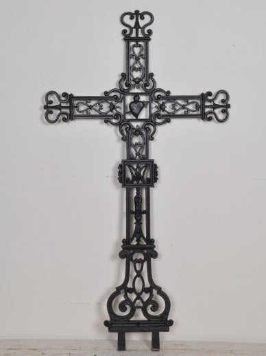 Чугунный крест. Православный кованый Могильный крест. Каслинское литьё намогильные кресты. Крест чугунный. Кованые кресты.